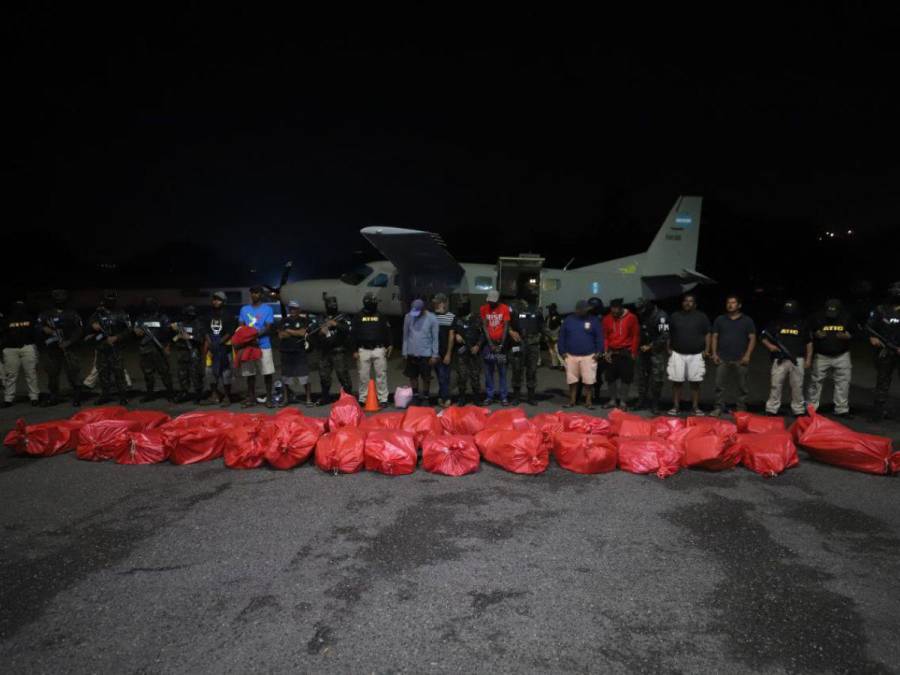 Trasladan a Tegucigalpa droga incautada en embarcación proveniente de Colombia