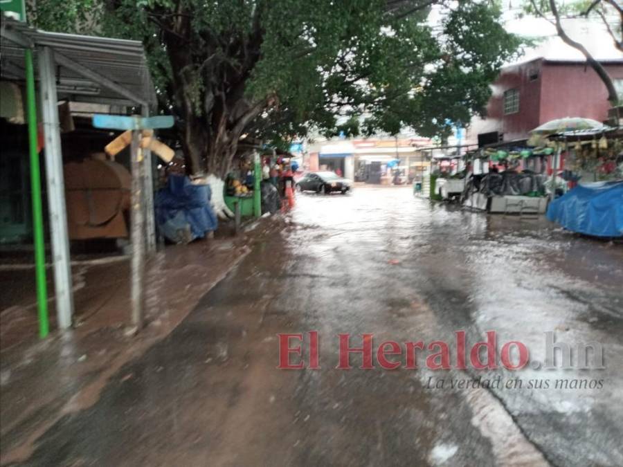 Carros atrapados y calles inundadas, caos en colonia Kennedy tras lluvias