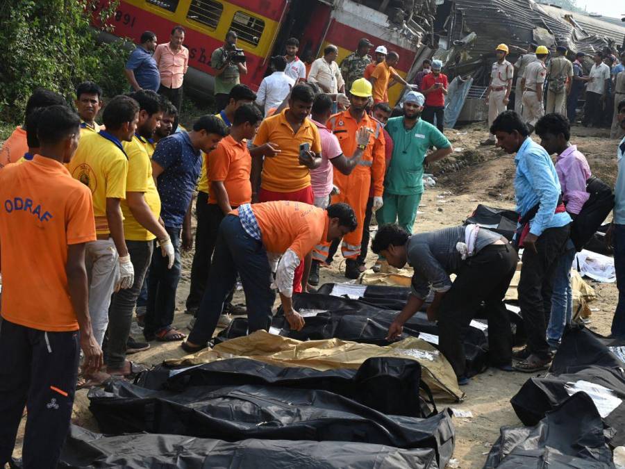 Las impactantes imágenes de los vagones destrozados y cadáveres junto a las vías tras accidente de trenes en India