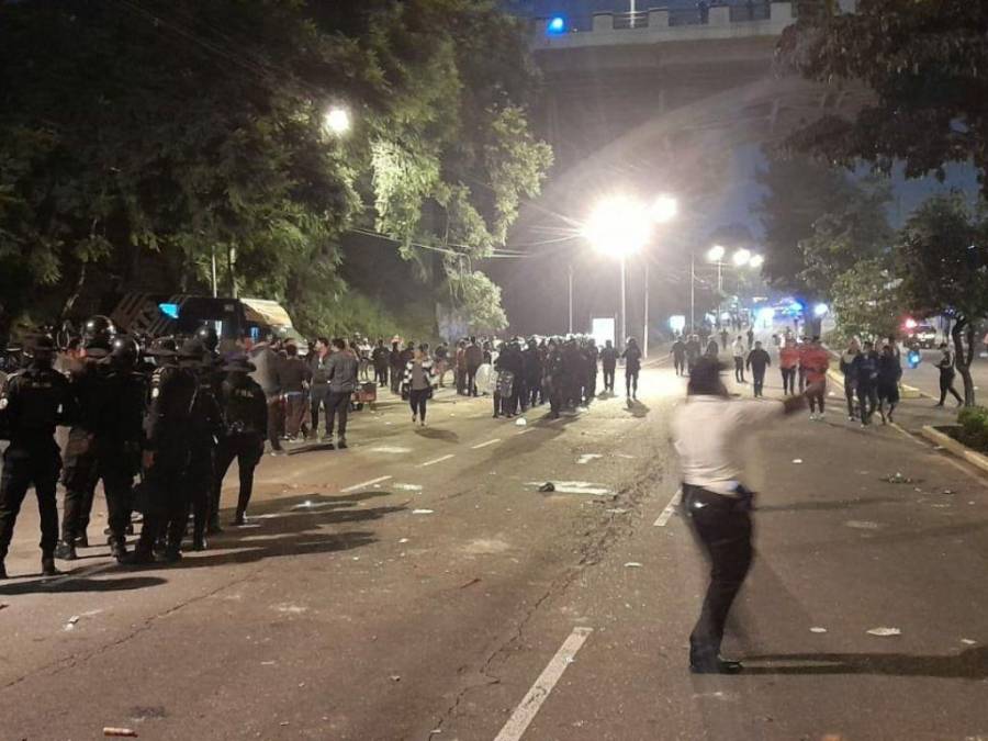 Disturbios y seis detenidos: las imágenes del enfrentamiento entre aficionados de Olimpia y Municipal en Guatemala