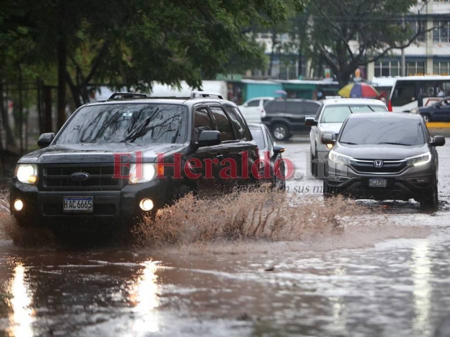 Caos, labores de limpieza y lágrimas dejan lluvias en la capital (Fotos)