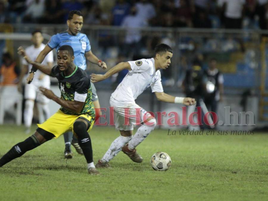 Incesante lluvia, fango y goleada: Así se vivió el triunfo de Honduras ante Jamaica