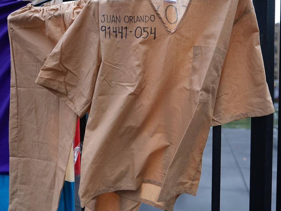 Con nombre y número de reo: manifestantes exhiben frente a la Corte uniforme para JOH