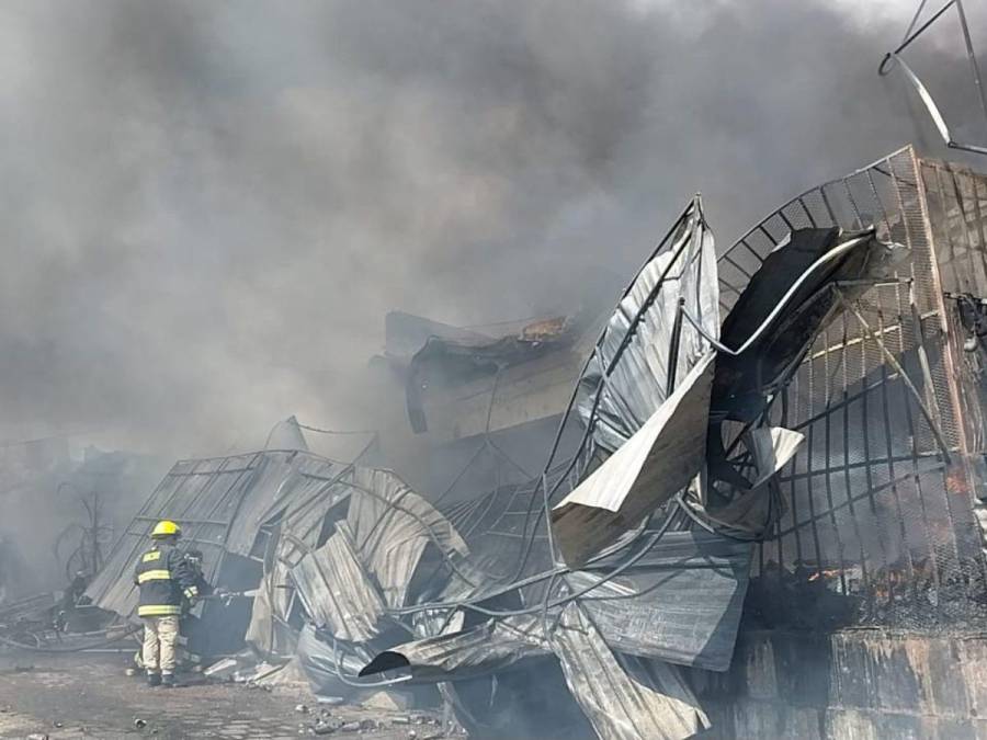 Imágenes del incendio que quemó dos negocios en colonia La Pradera