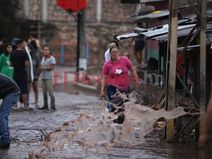 Caos, labores de limpieza y lágrimas dejan lluvias en la capital (Fotos)