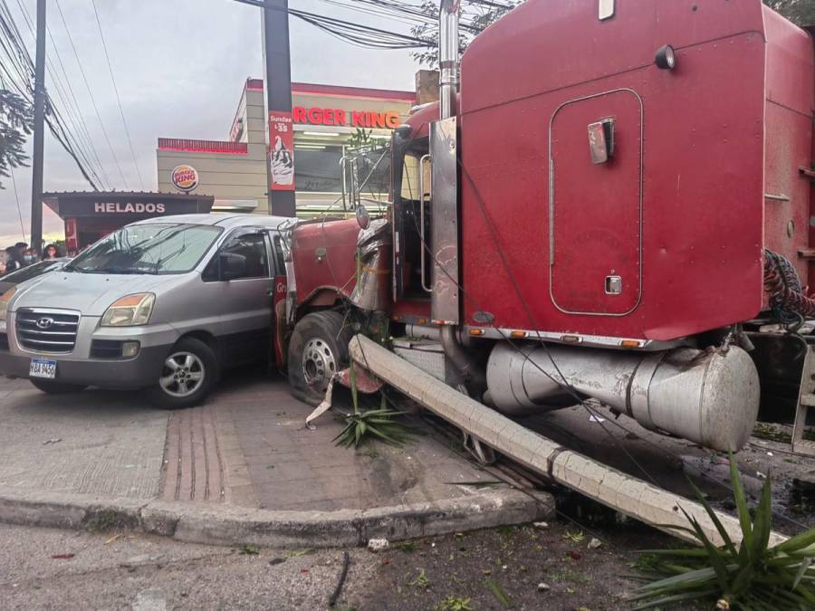Fotos de la múltiple colisión en el bulevar Suyapa de la capital