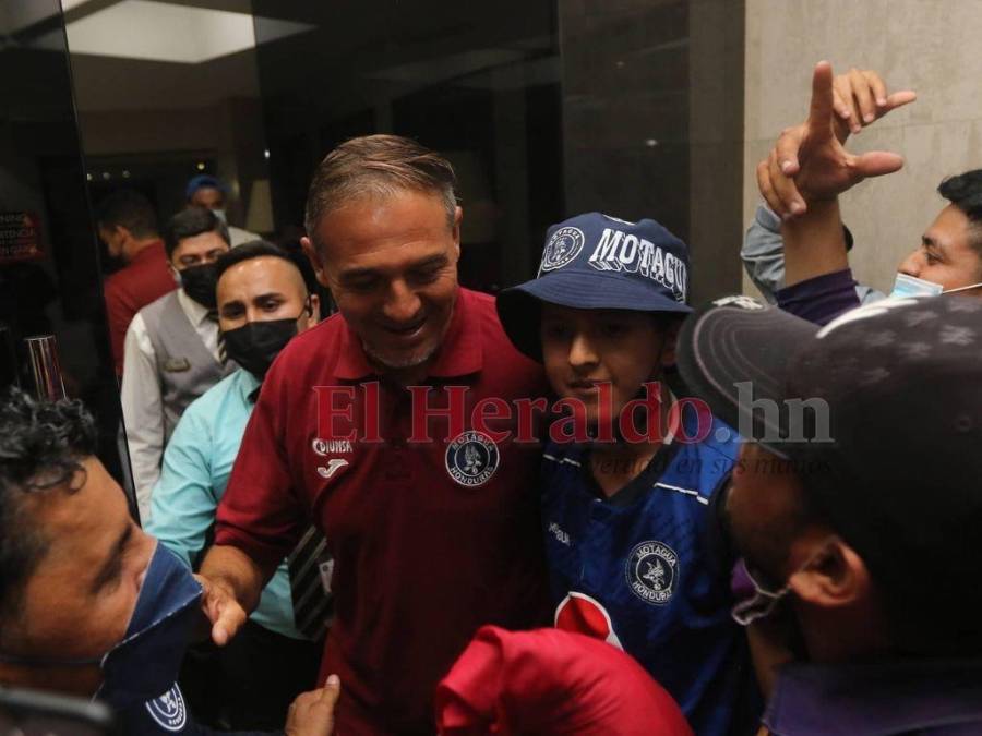 Pasión, orgullo e ilusión: Afición del Motagua anima a su equipo con banderazo previo a la final