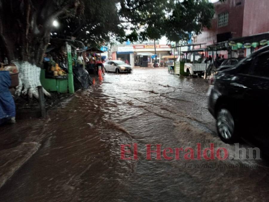 Carros atrapados y calles inundadas, caos en colonia Kennedy tras lluvias