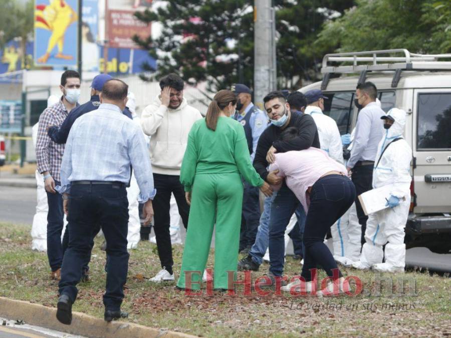 Las dramáticas imágenes que dejó la masacre de cuatro jóvenes afuera de discoteca del bulevar Morazán