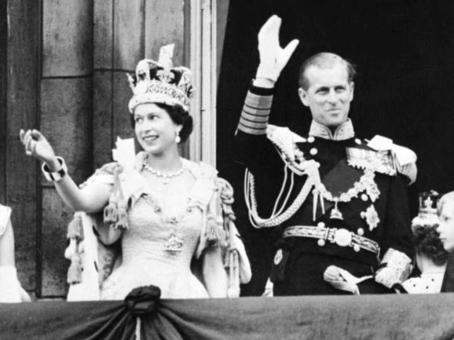 ¿Cuáles eran las funciones de la reina Isabel II en el trono británico?