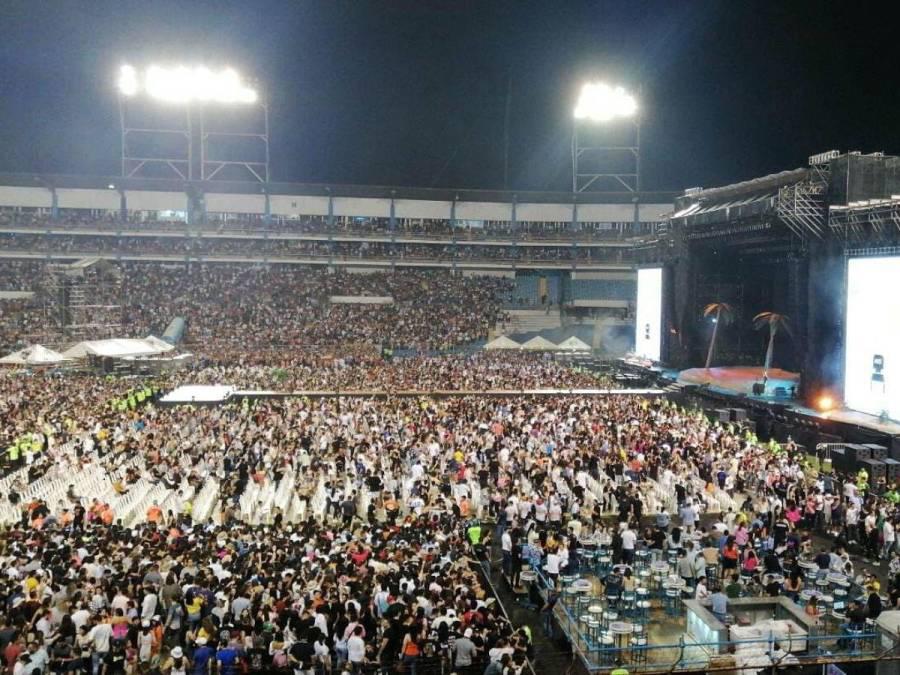 Más de 50,000 personas asistieron la noche del martes -29 de noviembre- para presenciar el concierto del “conejo malo”.