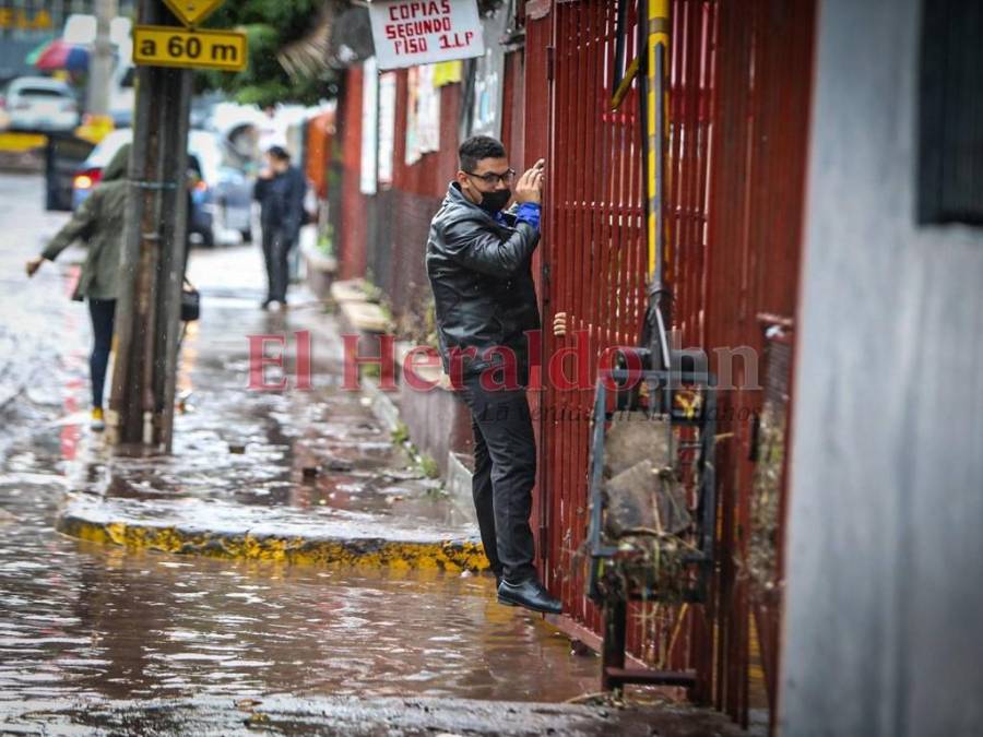 Caos, labores de limpieza y lágrimas dejan lluvias en la capital (Fotos)