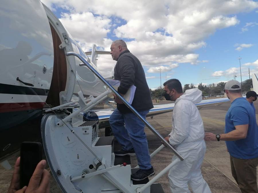 Vestido de overall impermeable blanco y bajo resguardo policial: así fue la extradición hacia EEUU del exalcalde de Yoro, Arnaldo Urbina Soto