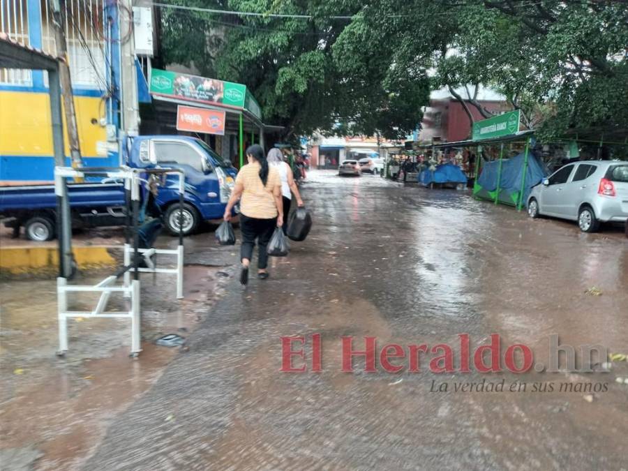 Carros atrapados y calles inundadas, caos en colonia Kennedy tras lluvias