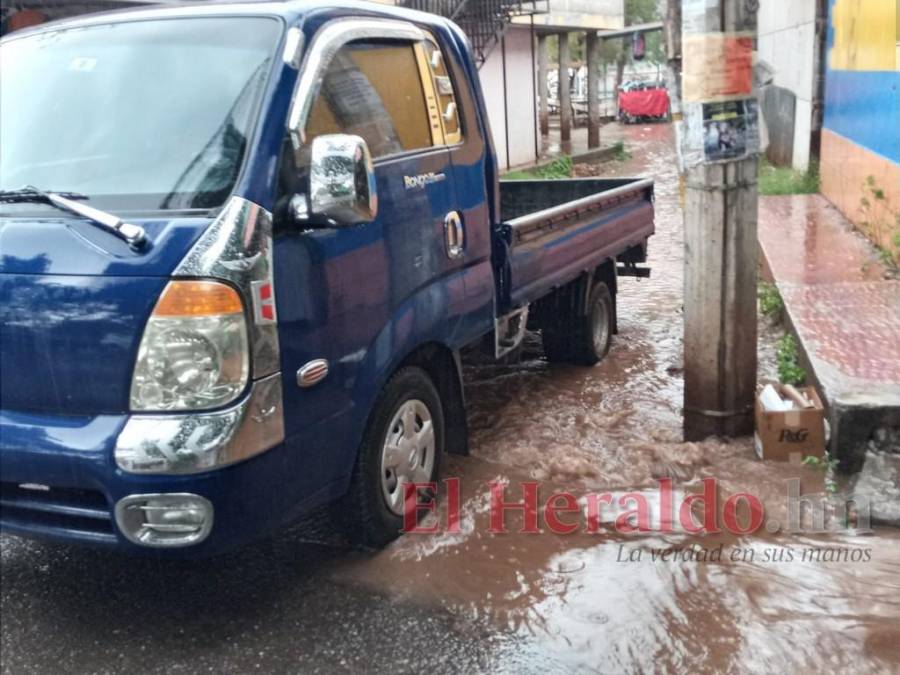 Carros atrapados y calles inundadas, caos en colonia Kennedy tras lluvias