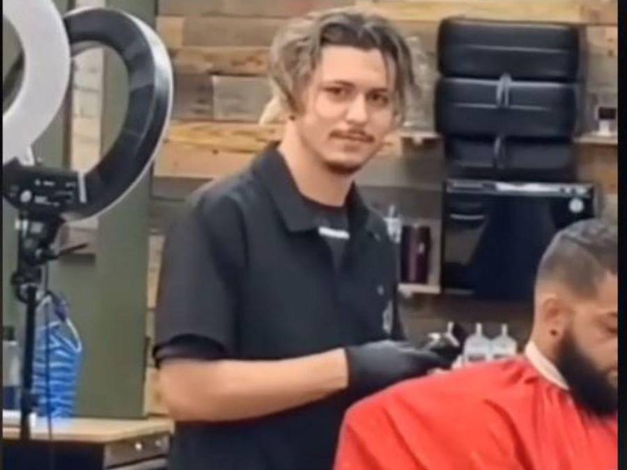 ¿Johnny Nodal?: Conoce al peluquero parecido a Nodal y Depp que revolvió las redes sociales
