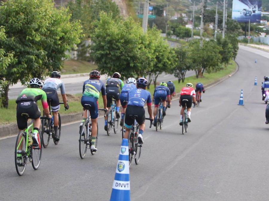 Así fue la llegada de Luis López a la meta tras recorrer 132 kilómetros en la Vuelta Ciclística 2022