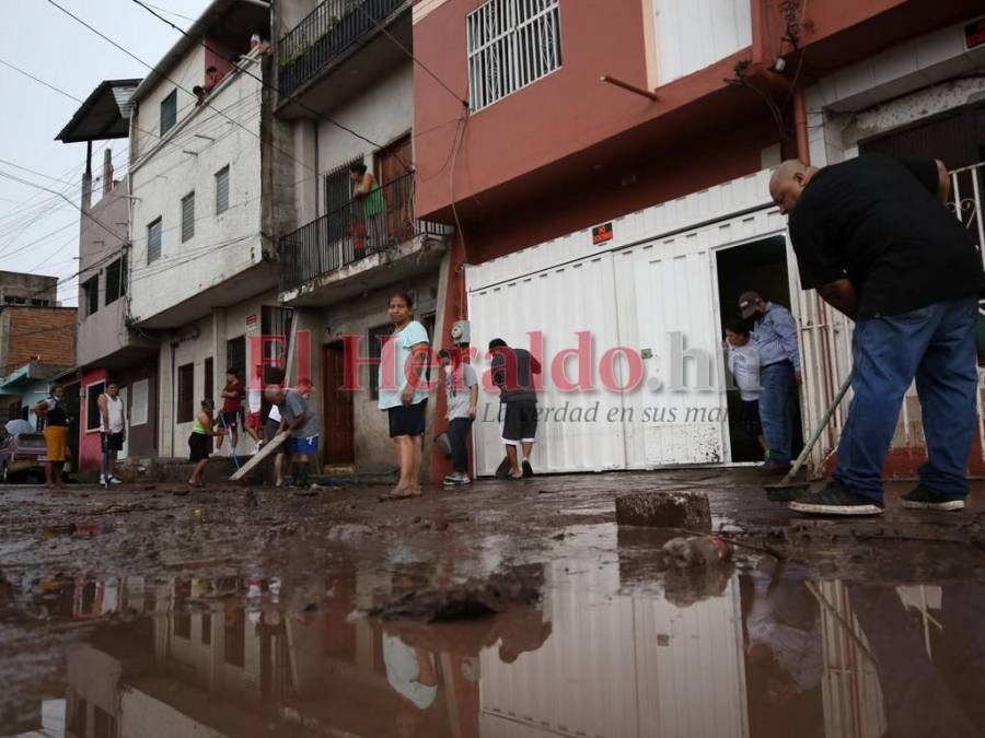 Caos, labores de limpieza y lágrimas dejan lluvias en la capital (Fotos)
