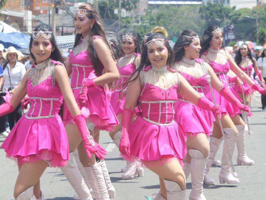 Los trajes más hermosos de las palillonas que desfilaron este 2023 en Honduras