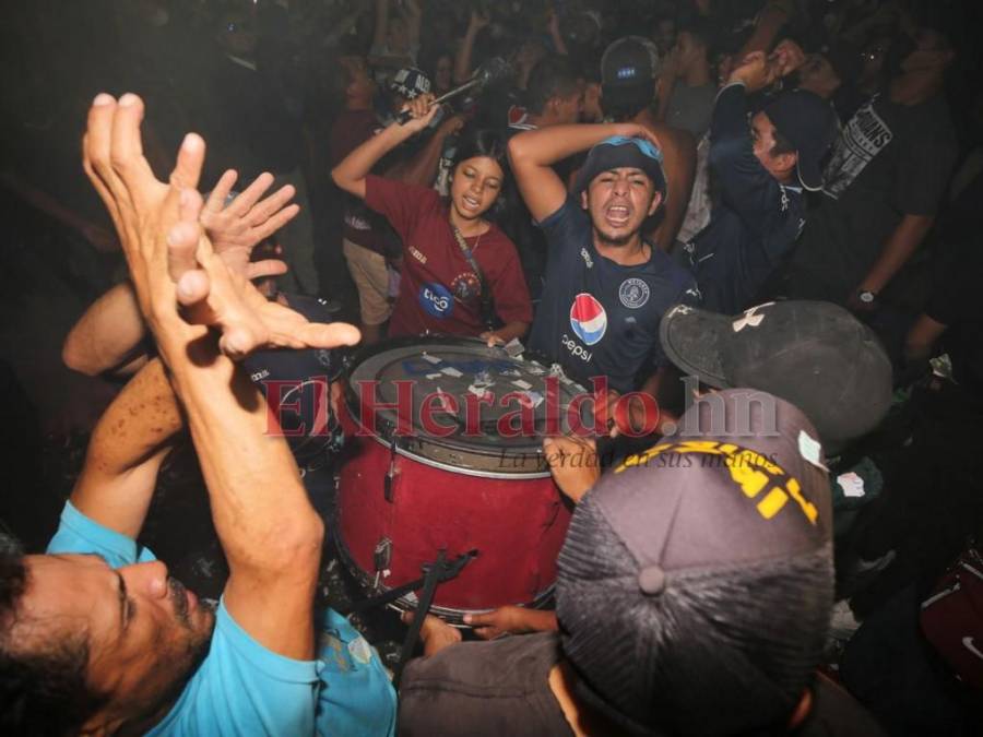 ¡Locura total! Afición de Motagua monta carnaval en la capital tras conquista de la 18