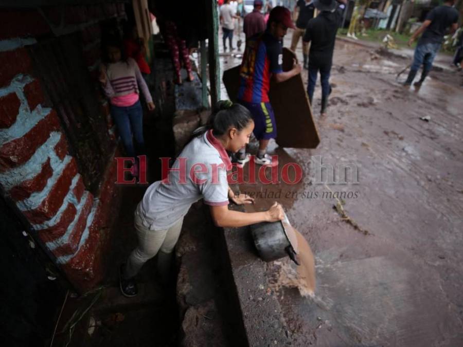 Caos, labores de limpieza y lágrimas dejan lluvias en la capital (Fotos)