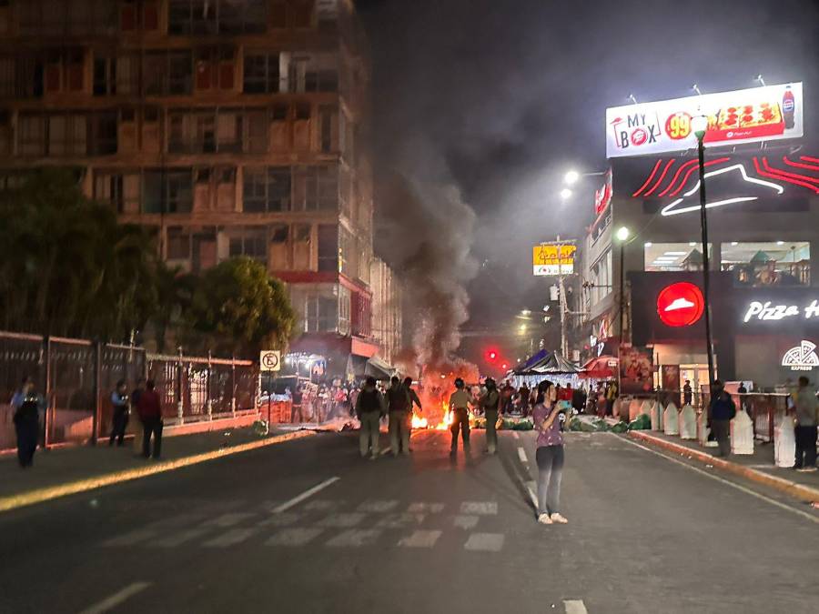 Con quema de llantas y cierre de calles, vendedores se niegan a desalojos en SPS