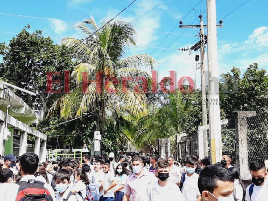 Dolor y llanto en velatorio de menor fallecida tras caer de juego mecánico en Santa Bárbara