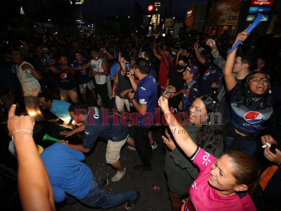 ¡Locura total! Afición de Motagua monta carnaval en la capital tras conquista de la 18