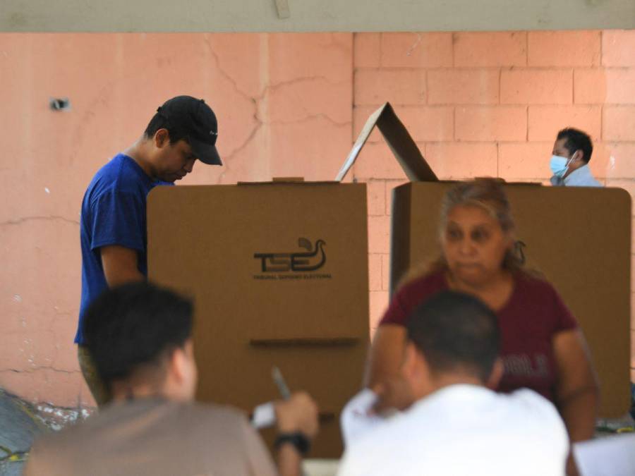 Salvadoreños salen a votar en una casi asegurada reelección de Bukele
