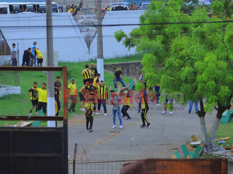 Pánico y caos: Así fue el zafarrancho provocado por aficionados del Real España en el estadio Olímpico (FOTOS)