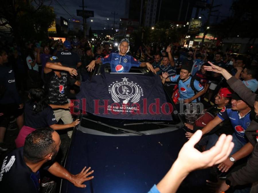 ¡Locura total! Afición de Motagua monta carnaval en la capital tras conquista de la 18