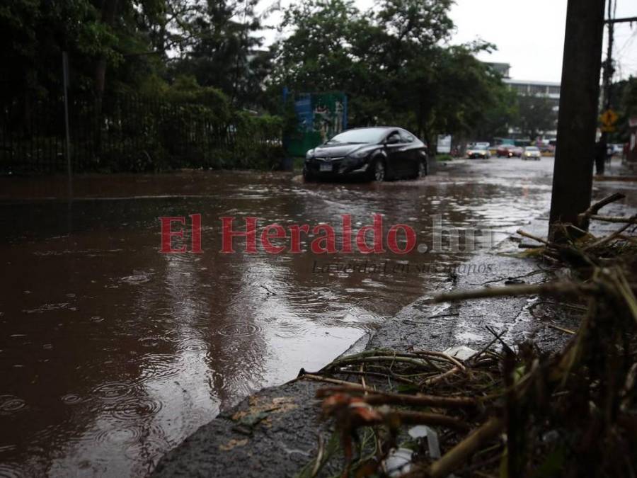 Caos, labores de limpieza y lágrimas dejan lluvias en la capital (Fotos)