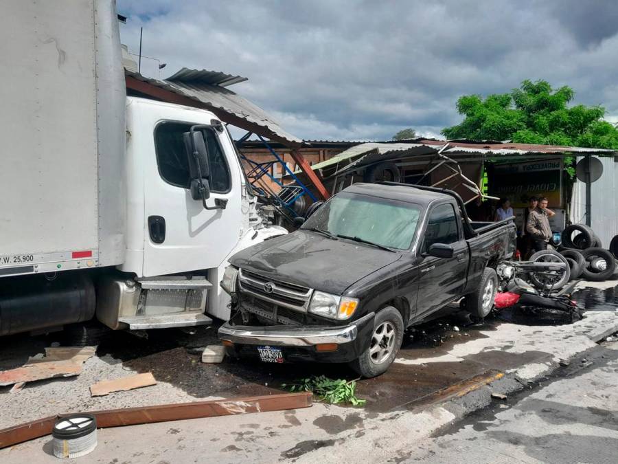 Accidente en bulevar FFAA: Dos heridos, 11 vehículos afectados y negocios destruidos
