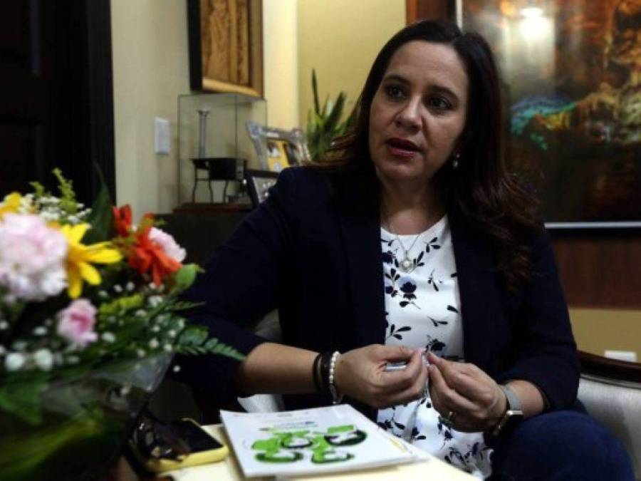 Las facetas de Ana García: ex primera dama, férrea defensora de su esposo y ahora precandidata