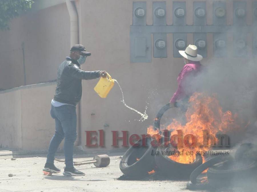 Así fue la violenta protesta del diputado Mauricio Rivera en Ciudad Mujer