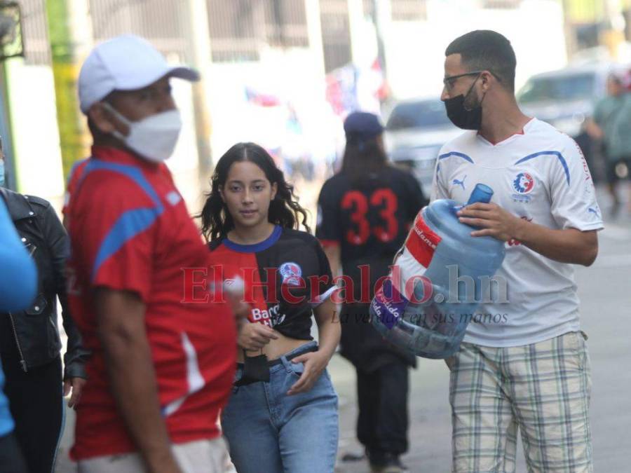 Ambientazo y pasión merengue: Así se vive el Olimpia vs Real España en las gradas del Nacional