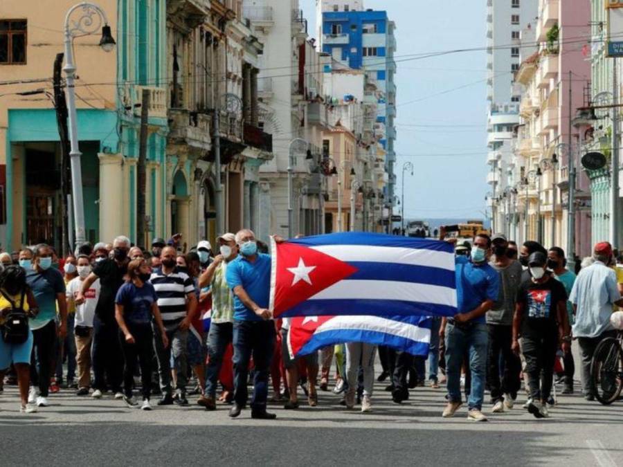Cubanos salen a las calles en protesta por la escasez y apagones