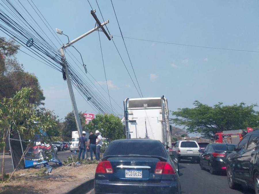 Carros dañados y postes caídos: imágenes del accidente de rastra en anillo periférico