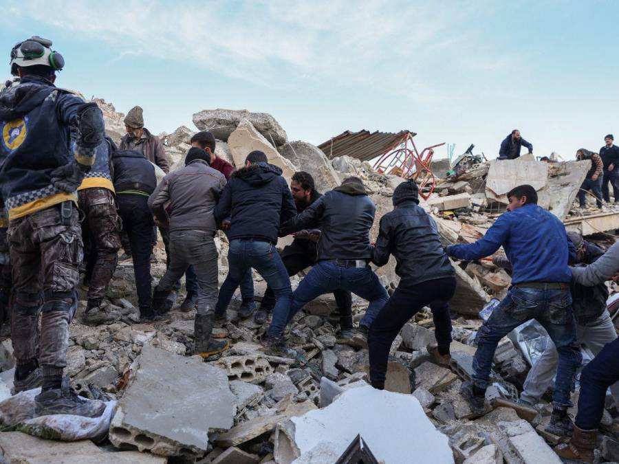 En una carrera contrarreloj, socorristas buscan sobrevivientes tras sismos en Turquía y Siria