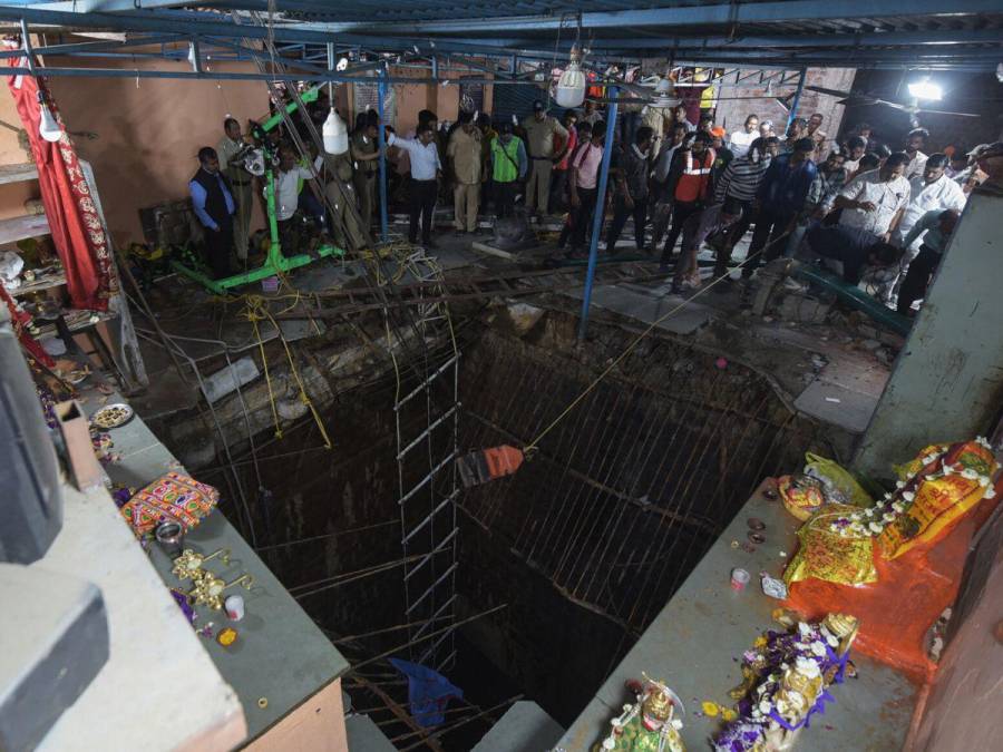 Colapso del piso de un templo en India deja 36 muertos