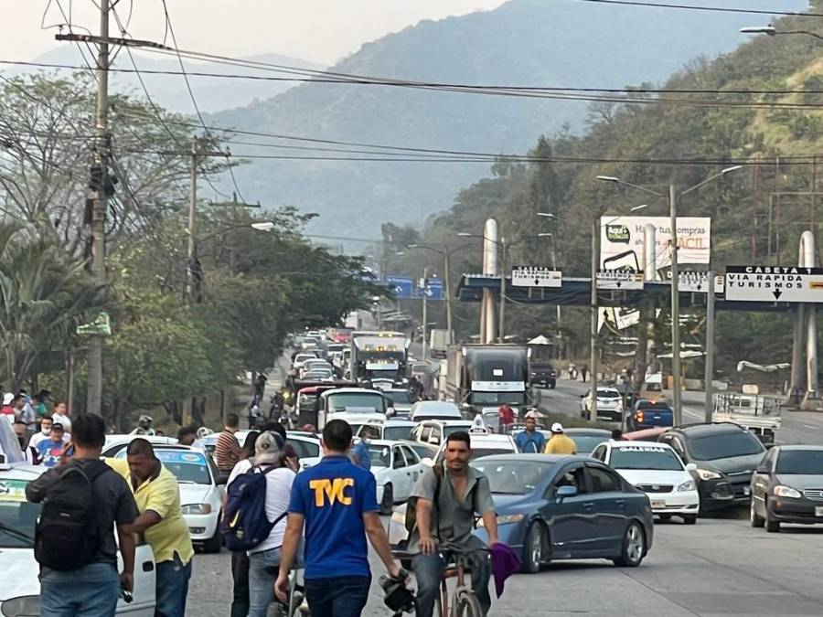 Largas filas, caminatas forzadas y pérdidas deja paro de transporte en varias zonas de Honduras