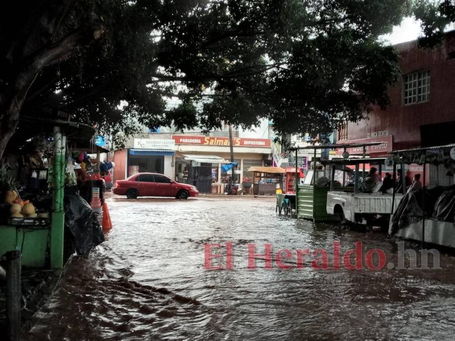 Carros atrapados y calles inundadas, caos en colonia Kennedy tras lluvias