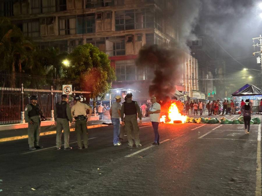 Con quema de llantas y cierre de calles, vendedores se niegan a desalojos en SPS