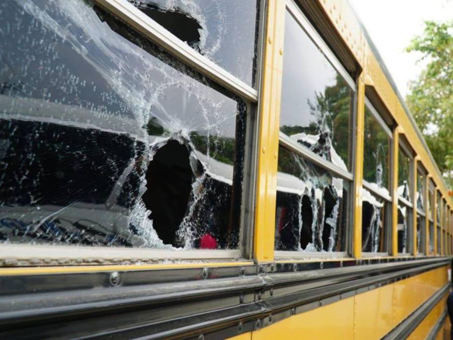 Un muerto y diez buses dañados: Imágenes del enfrentamiento entre policías y pobladores de El Ocotillo, SPS