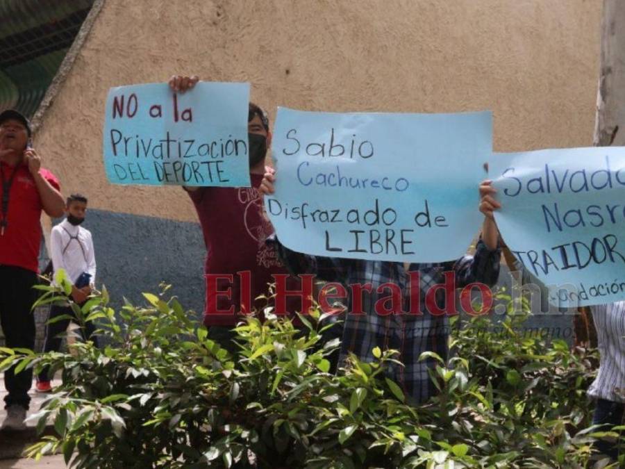 Gritos de “traidor” y agresiones a Salvador Nasralla: Así se vivió el zafarrancho en la Villa Olímpica