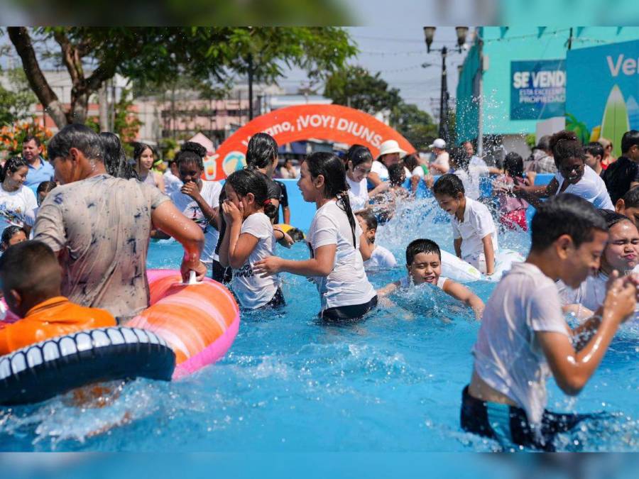 Así son las piscinas gigantes que instalaron en el parque central de San Pedro Sula
