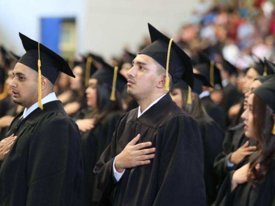 Emoción y lágrimas en las primeras graduaciones de 2023 en la UNAH