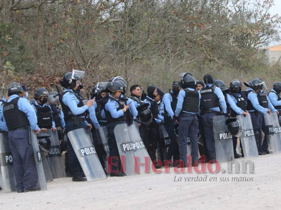 Llanto, confusión y fuerte contingente policial en desalojo a comunidad lenca de Tierras del Padre