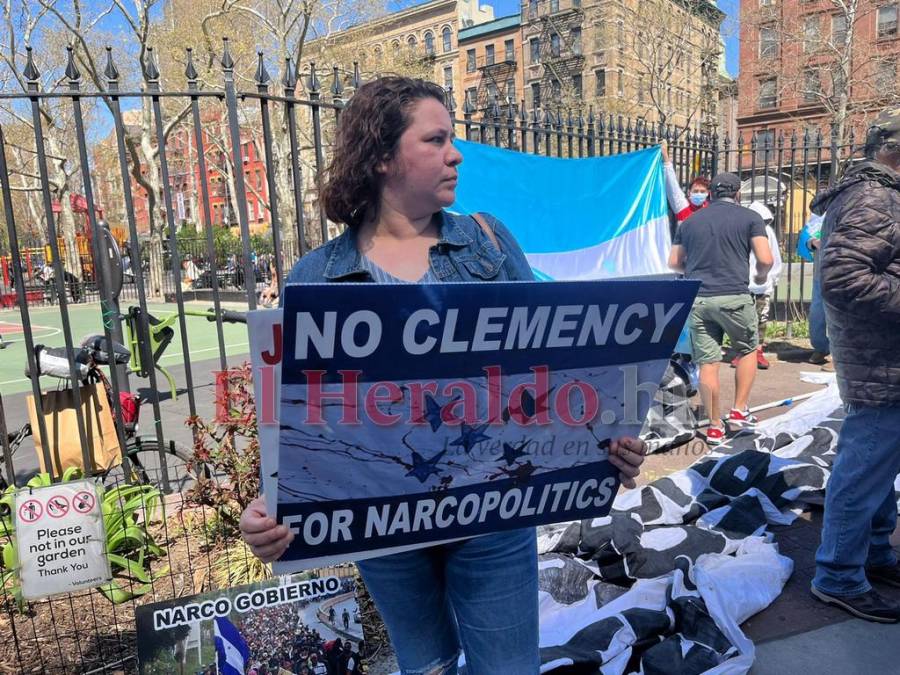 Hondureños protestan afuera de la corte en NY durante audiencia de JOH