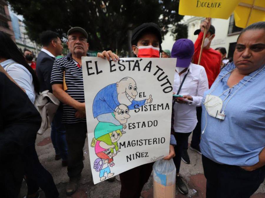 Empleados de Salud y Educación llegan al Congreso Nacional para exigir aprobación de Presupuesto General 2023